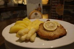 Frischer Spargelgenuss im Bistro Schirn – Grünbergs kulinarisches Frühlings-Highlight Liebe Grünberger, die Spargelsaison 2026 ist offiziell eröffnet! Ab sofort verwöhnen wir euch im Bistro Schirn wieder mit erntefrischem, deutschem Spargel direkt aus der Region. Ob klassisch mit goldbraunem Schnitzel, zarter Hähnchenbrust oder als edle Begleitung zu unserem saftigen Rumpsteak – bei uns genießt ihr die „Königin der Gemüse“ in bester Qualität.